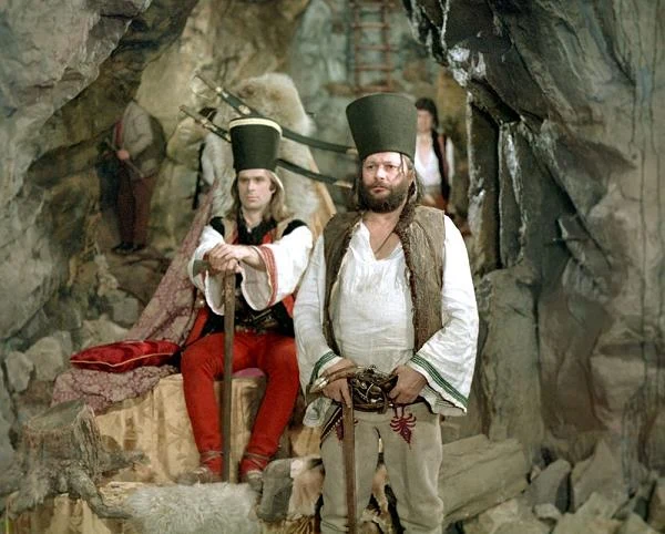 Na planie było wesoło, bo wszyscy żyli góralskim życiem, tamtymi obyczajami. Szczególnie Bogusz Bilewski (Kwiczoł), który po zdjęciach zostawał w filmowych ciuchach bratając się w karczmach z miejscowymi. Dwa razy miał nawet złamaną nogę i podczas zdjęć chodził przez jakiś czas w gipsie.