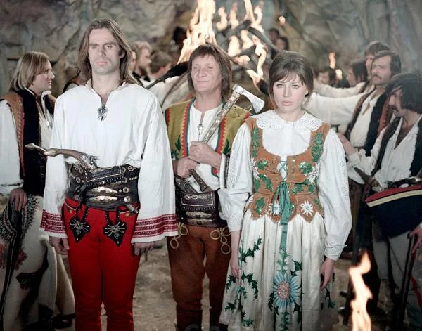 Związkiem Janosika i Maryny pasjonowali się wszyscy widzowie. Na zdjęciu: Marek Perepeczko (Janoisk), Marian Łącz (Słowak) i Ewa Lemańska (Maryna).