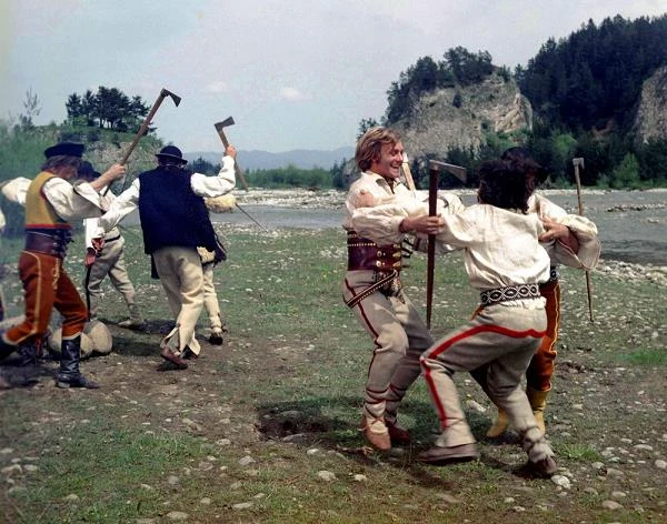 "Podczas zdjęć zgrupowano nas w jednym miejscu, bo kierownictwo produkcji sądziło, że w ten sposób najlepiej aktorów upilnują. To był kolosalny błąd, gdyż wszystkie bankiety odbywały się właśnie tam, gdzie mieszkaliśmy. Po jakimś czasie postanowiono zmienić lokalizację i nasza zmartwiona gospodyni powiedziała: "Wie pan, ile miałam pieniędzy za butelki zwrotne?" - zdradza Witold Pyrkosz, czyli serialowy Pyzdra.