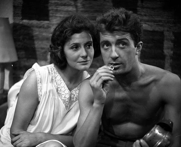 Przygodę z kinem Kopiczyński rozpoczął od występu w filmie Jerzego Hoffmana "Prawdziwy koniec wielkiej wojny" (1957), jednak jego rola była tak niewielka, że jego nazwisko nie pojawiło się w czołówce. 7 lat później w obrazie "Obok prawdy" Janusza Weycherta zagrał już głównego bohatera - technika budowlanego Wojciecha Łopota (na zdjęciu - z Anną Ciepielewską).