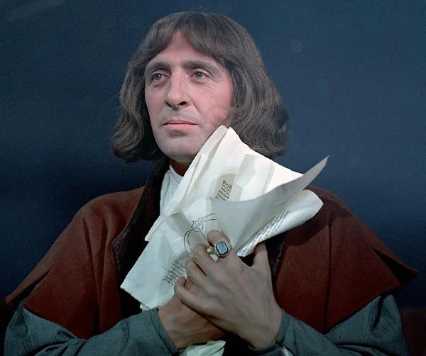 Udział w filmie i serialu "Kopernik" w reżyserii Ewy i Czesława Petelskich był dla Andrzeja Kopiczyńskiego, co aktor wspomina dziś z lekkim zakłopotaniem, największą finansową... klęską w życiu! "80 dni zdjęciowych w ciągu półtora roku, honorarium rozłożone na raty... Pod koniec realizacji filmu byłem praktycznie pozbawionym środków do życia bankrutem" - żartuje aktor. Choć udział w produkcji zrujnował finanse Andrzeja Kopiczyńskiego, przyniósł mu ogromną popularność i uznanie. Dwa lata po zakończeniu zdjęć do tej produkcji Jerzy Gruza zaproponował tytułowemu Kopernikowi rolę w swym nowym serialu "Czterdziestolatek".
