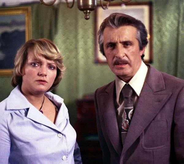 W pamięci większości widzów pozostanie właśnie Stefanem Karwowskim z telewizyjnego serialu Jerzego Gruzy. Zabawna rola, jaką w nim stworzył - inżyniera, ojca dwojga dzieci, właściciela fiata i typowego M-4, który zmaga się z rzeczywistością socjalistycznej Polski - przyniosła mu popularność w całej Polsce (na zdjęciu - z serialową żoną graną przez Annę Seniuk).
