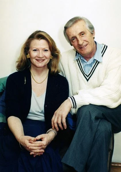 Andrzej Kopiczyński należy do ludzi, którzy nie lubią komplikować sobie życia. Wie, że wszystko może być proste, pod warunkiem, że człowiek żyje w zgodzie ze sobą. Taką filozofią życiową ujął swoją żonę - Monikę Dzienisiewicz, która po burzliwym małżeństwie z Danielem Olbrychskim była do mężczyzn zniechęcona. Choć do słabych kobiet nie należy, została sama z synem Rafałem Olbrychskim i nie planowała poważnych związków. Ale gdy na jej drodze stanął stabilny i odpowiedzialny Andrzej Kopiczyński, nie wahała się - fot. Zenon Zyburtowicz