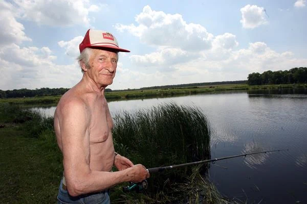 Aktor ma jednak inne hobby niż jego małżonka. Kopiczyński uwielbia spędzać czas na wsi w otoczeniu natury. Łowieniu ryb i majsterkowaniu jest w stanie poświęcić całe wakacje - fot. Piotr Fotek