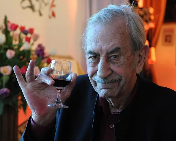 "Kanony powiadają, że nie powinno się przerysowywać, robić małpy, wyginać we wszystkie strony i śmiać się z własnych dowcipów, a Janek K. przegrywa, wygina i robi, a mimo to jest cudowny" - pisała o Janie Kobuszewskim Agnieszka Osiecka.

Z okazji jubileuszu aktora przypominamy najważniejsze momenty jego kariery, fot. Zenon Zyburtowicz