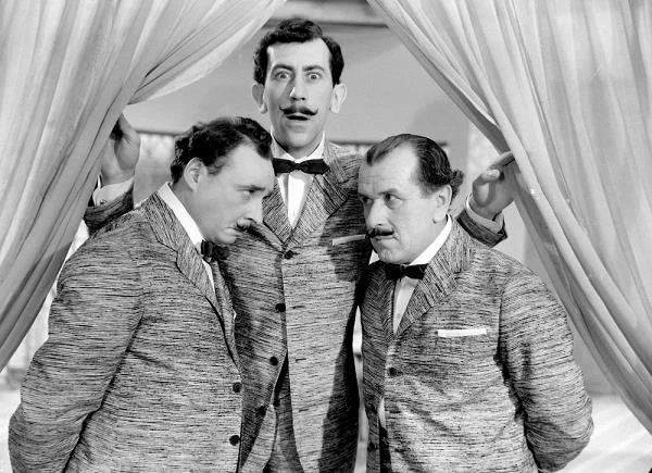 Kobuszewski zadebiutował w telewizji już w 1955 roku. Starsi widzowie pamiętają go z programu "Wielokropek", w którym występował w duecie z Janem Kociniakiem. Kobuszewski grał też w popularnym "Kabarecie Olgi Lipińskiej". "Długie toto, jak Don Kichot przynajmniej, chude toto, gęba pociągła i mizerna, nos orli niestety, uszy odstające, a do tego od dołu takie długie nogi, a od góry takie długie ręce. Czerwony Kapturek mógłby omdleć" - opisał aktor samego siebie (na zdjęciu - kadr z filmu "Klub kawalerów", 1962).