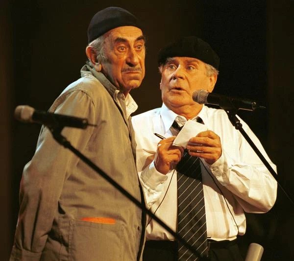 W latach 60. aktor zaczął współpracować z Edwardem Dziewońskim w Kabarecie "Dudek". Jeden z bardziej znanych skeczy z jego udziałem to "Ucz się Jasiu", w którym Kobuszewski wcielił się w postać hydraulika (na zdjęciu, po latach, z Wiesławem Gołasem). Powiedzenie "wężykiem Jasiu, wężykiem", które Kobuszewski wypowiada w tym skeczu, weszło do języka obiegowego.