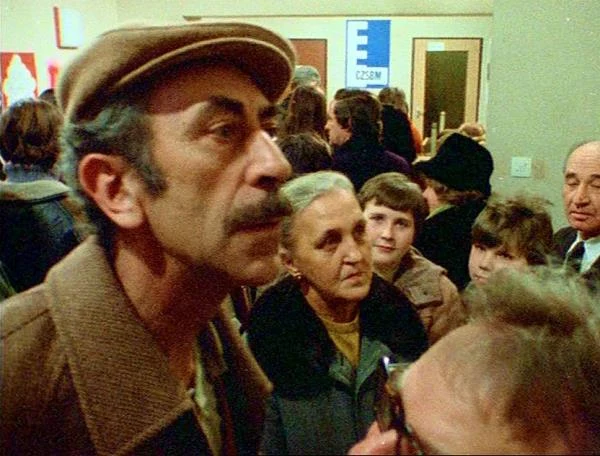 Aktor pojawił się też w serialach m.in. "Czterdziestolatek", "Alternatywy 4" (na zdjęciu), "Wojna domowa" oraz "Zmiennicy".