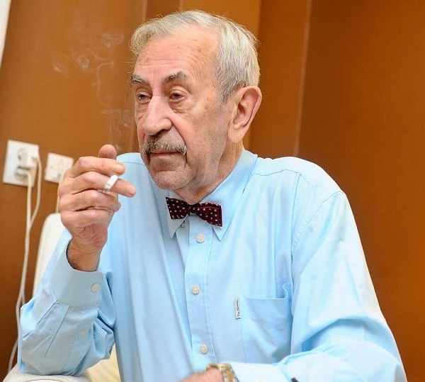 "Życie jest wielkim darem, więc powinniśmy bardzo je szanować" - mówi Kobuszewski, który 20 lat temu przeszedł kilka poważnych operacji i wygrał walkę z rakiem. "Nie jestem święty, bo palę papierosy i nie stronię od kieliszka alkoholu, ale we wszystkim zachowuję umiar. Dbam o swoje zdrowie w dość normalny sposób: gdy źle się czuję, idę po prostu do lekarza" - śmieje się aktor - fot. Piotr Wygoda