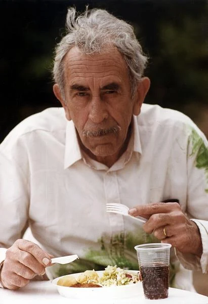 Dzięki żonie, która doskonale gotuje (w 2007 roku aktor otrzymał Medal Prezydenta RP za długie pożycie małżeńskie z Hanną Zembrzuską-Kobuszewską z okazji ich 50. jubileuszu), Jan Kobuszewski zawsze je odpowiednie dla panów w jego wieku potrawy. "Unikam tłuszczu i zawiesistych sosów, zawsze mam pod ręka jakiś owoc czy szklankę soku" - powiedział niedawno. Aktor uważa jednak, że najlepszym lekarstwem na wszystkie dolegliwości jest... sen. "Mogę nie jeść, nie pić, ale muszę spać. Sen to coś wspaniałego! Regeneruje mnie i sprawia, że nabieram ochoty do życia. A że jestem człowiekiem zadowolonym z życia, zasypiam spokojnie i budzę się z radością" - twierdzi - fot. Michał Kułakowski