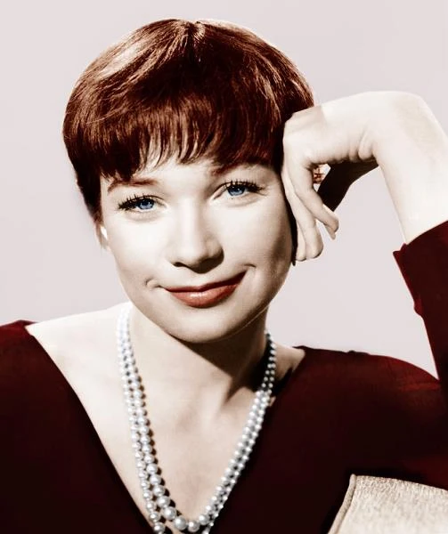 Amerykańska aktorka Shirley MacLaine kończy w czwartek, 24 kwietnia, 80 lat. Była aż 5-krotnie nominowana do Oscara zanim w 1983 roku otrzymała jedyną statuetkę Akademii w karierze - za rolę w "Czułych słówkach". Jej najsłynniejszą ekranową kreacją pozostaje jednak rola Fran Kubelik w "Garsonierze" (1960) Billy'ego Wildera (na zdjęciu). Do historii kina przeszedł również jej orgazm w filmie "Wystarczy być" Hala Ashby'ego.