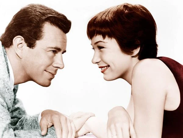 W wieku 19 lat MacLaine została dublerką Carol Haney w wystawianej na Broadwayu sztuce "The Pajama Game". Kiedy Haney zwichnęła kostkę, Shirley zastąpiła ją i z dnia na dzień stała się gwiazdą. Hollywoodzki producent Hal Wallis, który widział jej występ, natychmiast podpisał z nią kontrakt. MacLaine zadebiutowała na dużym ekranie w 1955 roku w filmie Alfreda Hitchcocka "Kłopoty z Harrym" (na zdjęciu).