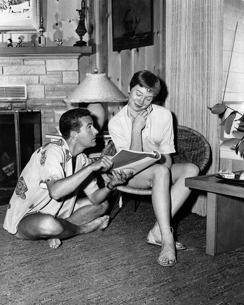 "Miałam romanse, on też miał swoje. Byliśmy jednak dobrymi przyjaciółmi. Kochałam wolność, on też ją kochał" - Shirley MacLaine przyznała, że 30-letnie małżeństwo z biznesmenem Steve'em Parkerem (na zdjęciu, w 1955 roku) przetrwało dzięki sporej swobodzie, którą pozostawili sobie małżonkowie. "Miałam okropnie dużo kochanków, wielu z nich było okropnych..." - zakończyła MacLaine, przyznając się do romansów z Robertem Mitchumem oraz Yvesem Montandem. MacLaine i Parker rozwiedli się w 1982 roku.