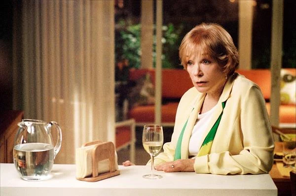 W filmie "Siostry" (2005) Shirley MacLaine wcieliła się w babcię głównych bohaterek, granych przez Cameron Diaz i Toni Colette. Kreacja ta przyniosła jej kolejną nominację do nagrody Złotego Globu.