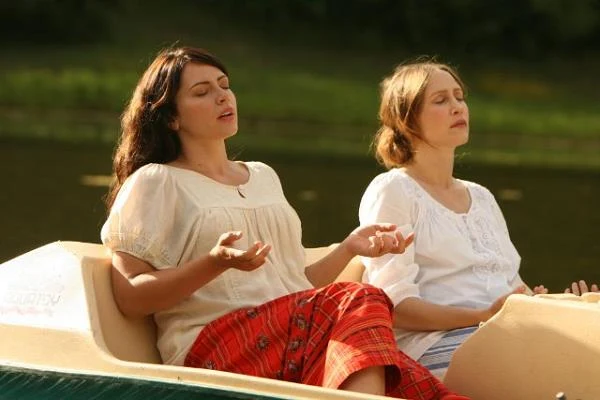 Dagmara Domińczyk i Vera Farmiga w filmie "Przełamując wiarę" (2011)