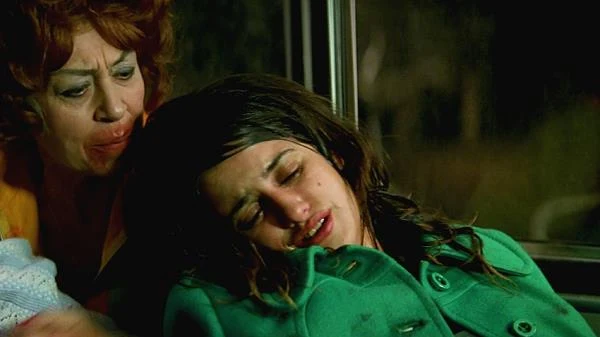 Cruz wystąpiła też w kolejnym filmie Trueby - "Belle époque". I dzięki temu mogła świętować... Oscara, którego zdobyła ta produkcja w kategorii najlepszy film nieanglojęzyczny. Jednak to nie współpraca z Truebą ukształtowała ją aktorsko, ale z innym wybitnym hiszpańskim reżyserem, Pedro Almodovarem. Po raz pierwszy piękna Penelope zagrała u niego w "Drżącym ciele" (1998), na planie którego spotkała się ponownie z Bardemem.