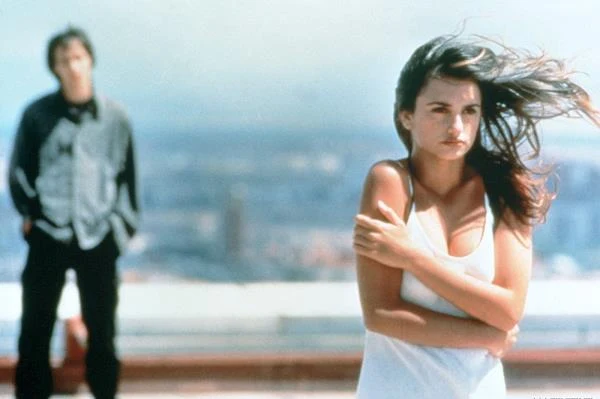 W 1997 roku artystka zagrała także jedną z głównych ról w thrillerze "Otwórz oczy" Alejandro Amenábara, opowiadajacym o bogatym kobieciarzu (Eduardo Noriego), który zakochuje się w dziewczynie przyjaciela (Cruz), jednak ulega wypadkowi, podczas którego jego twarz zostaje oszpecona.