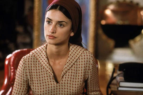 Przełomem w karierze Cruz okazało się jednak kolejne artystyczne spotkanie z Pedro Almodovarem, który powierzył jej rolę Rosy w swoim nagrodzonym Oscarem obrazie "Wszystko o mojej matce". Od tamtej pory przed piękną Hiszpanką stały otworem wszystkie drzwi.