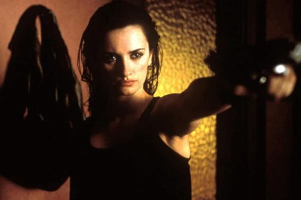 Powrót do europejskiego kina okazał się w miarę udany. W 2001 roku aktorka zagrała wraz z Victorią Abril piekielną i niebiańską agentkę w "Boskich jak diabli" Agustína Díaza Yanesa.