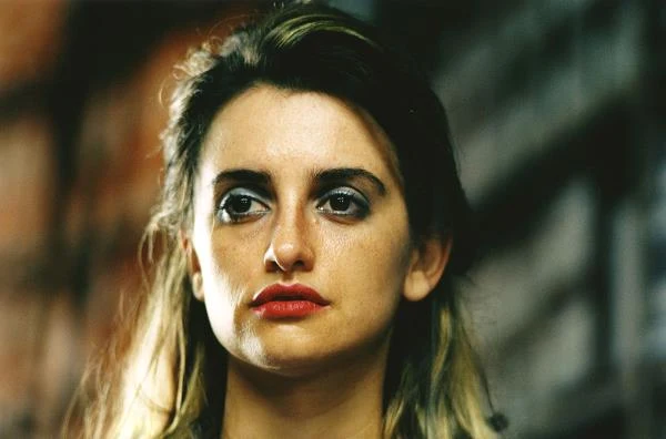 Penelope szybko jednak otrząsnęła się po tej bolesnej lekcji i... zaczęła grać w coraz lepszych filmach. Thriller "Gothika", kostiumowy "Fanfan Tulipan" czy melodramat "Głowa w chumrach" nie były może światowymi przebojami, ale już role w nich Cruz zapadały w pamięć. Podobnie jak kreacja, którą stworzyła w "Namiętności" (2004), melodramacie Sergio Castellitto.