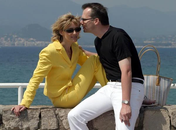 Pierwszym odbiorcą książek Moniki Luft jest jej mąż, były dziennikarz, obecnie właściciel dobrze prosperującej na warszawskim rynku firmy PR-owej, Krzysztof Dużyński. Poznali się, oczywiście, w telewizji! Oboje raz w tygodniu prowadzili program "Kawa czy herbata?" i najpierw zaprzyjaźnili się. Po jakimś czasie ta przyjaźń zamieniła się w wielkie, szczere uczucie. Dziennikarka była już po rozpadzie pierwszego związku z dziennikarzem TVP2 Krzysztofem Luftem. Powiedziała sobie jednak: do dwóch razy sztuka... I dziś cieszy się zgodnym, pełnym miłości małżeństwem.