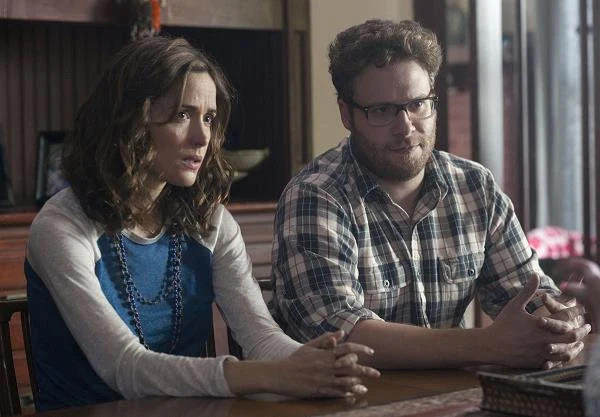 Rose Byrne i Seth Rogen w scenie z filmu "Sąsiedzi"