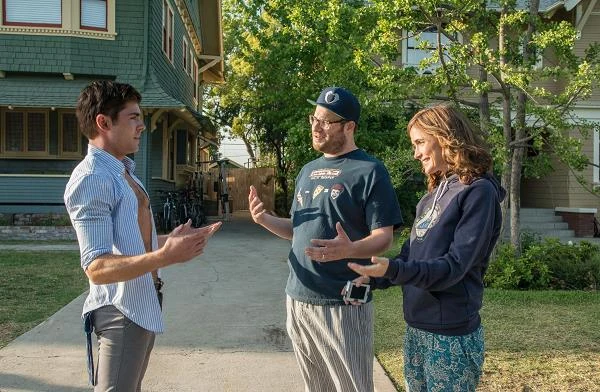 Zac Efron, Seth Rogen i Rose Byrne w scenie z filmu "Sąsiedzi"