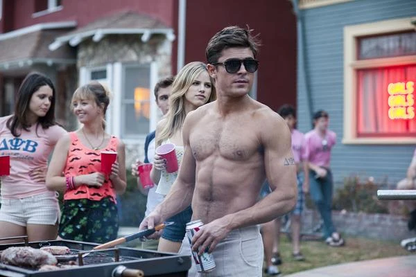 Zac Efron w scenie z filmu "Sąsiedzi"
