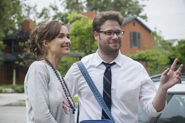Rose Byrne i Seth Rogen w scenie z filmu "Sąsiedzi"
