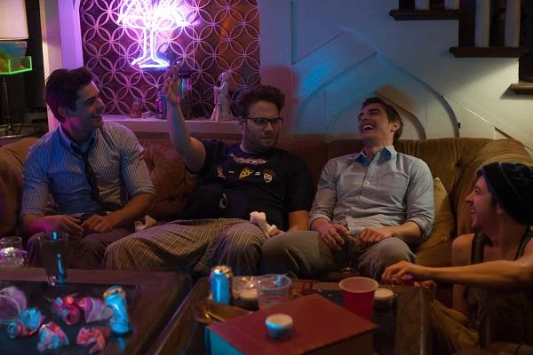 Zac Efron, Seth Rogen, Dave Franco i Christopher Mintz-Plassew scenie z filmu "Sąsiedzi"