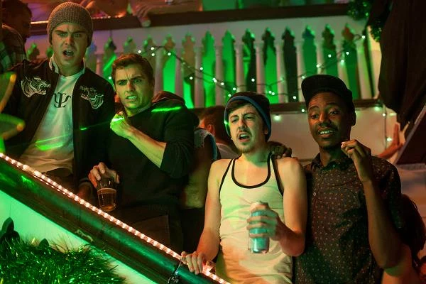 Zac Efron, Dave Franco, Christopher Mintz-Plasse i Jerrod Carmichael w scenie z filmu "Sąsiedzi"