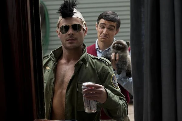 Zac Efron i Dave Franco w scenie z filmu "Sąsiedzi"