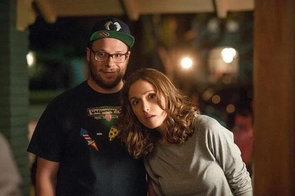 Seth Rogen i Rose Byrne w scenie z filmu "Sąsiedzi"