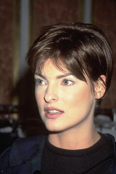 Rodzice Lindy Evangelisty byli Włochami, którzy wyemigrowali do Kanady. Dziewczyna zaczęła karierę w modelingu już jako 13-latka, kiedy została zauważona podczas konkursu piekności Miss Teen Niagara.