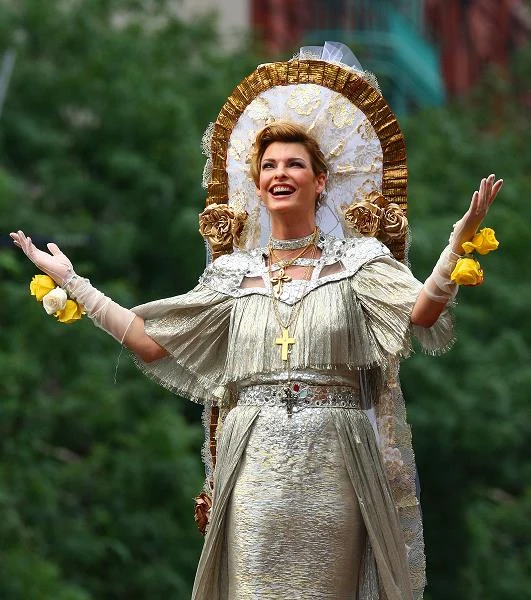 Od kilku lat modelka aktywnie udziela się charytatywnie wspomagając kobiety z rakiem piersi oraz ofiary AIDS. "Mam nadzieje, że jestem dziś inną osobą" - wspomna słynną wypowiedź o 10 tysiącach dolarów. "Mam dziś o wiele lepsze powody, by [co rano] wstać z łóżka".