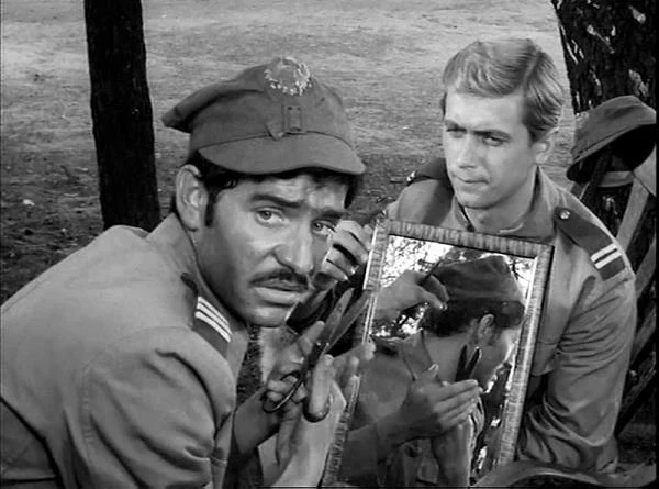 Aktor w serialu grał mechanika, prowadził czołg "Rudy 102" i nosił charakterystyczną skórzaną kurtkę. Na zdjęciu z Januszem Gajosem, czyli serialowym Jankiem Kosem.