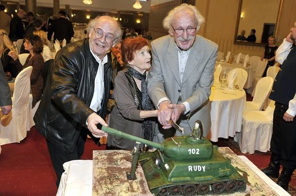 Po latach, w 2013 roku przy okazji benefisu Franciszka Pieczki, bohaterowie serialu "Czterej pancerni pies" spotkali się i wspólnie pokroili tort w ksztłacie... czołgu. Na zdjęciu: Włodzimierz Press, Barbara Krafftówna i Franciszek Pieczka.