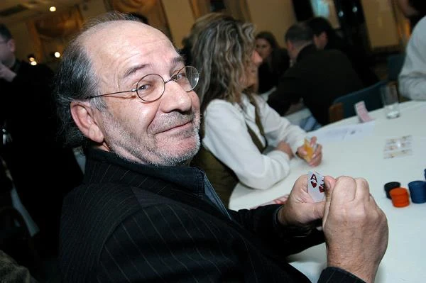 Nie wszyscy wiedzą, że Włodzimierz Press jest zapalonym pokerzystą. Tutaj podczas Mistrzostw w Pokera Artystów (2004 rok).