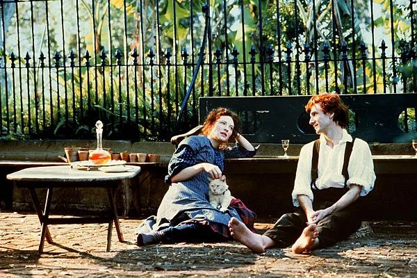 Jej pierwszą dużą kreacją była główna rola w dramacie "Oskar i Lucinda" (1997) w reżyserii Gillian Armstrong (na ekranie partnerował jej Ralph Fiennes). Film opowiadał o nieakceptowanej przez społeczeństwo przyjaźni młodego anglikańskiego księdza i australijskiej dziedziczki, która desperacko dąży do wyzwolenia się spod męskiej dominacji.