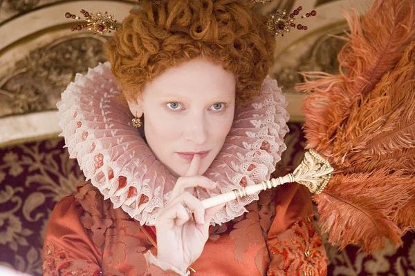 Przełomem w karierze Blanchett była tytułowa kreacja w kostiumowej "Elizabeth" (1998) Shekhara Kapura, niezwykłej opowieści o życiu i panowaniu królowej Elżbiety I. Aktorka otrzymała za swój występ Złoty Glob i pierwszą w karierze nominację do Oscara. Niemal dekadę później powtórzyła swoją rolę w sequelu o podtytule "Złoty wiek".