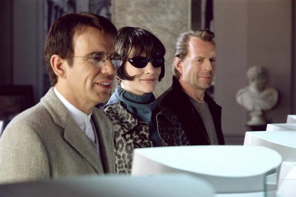 W komedii kryminalnej "Włamanie na śniadanie" (2001) Barryego Levinsona o jej względy walczyli Billy Bob Thornton (wcześniej wystapili razem w "Zmęczeniu materiału" Mike'a Newella) oraz Bruce Willis.