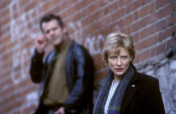 Jako tytułowa Veronica Guerin, dziennikarka "Irish Sunday Independent", która najpierw odkryła, a następnie zdemaskowała jeden z najpotężniejszych gangów Dublina, zajmującego się rozprowadzaniem narkotyków.