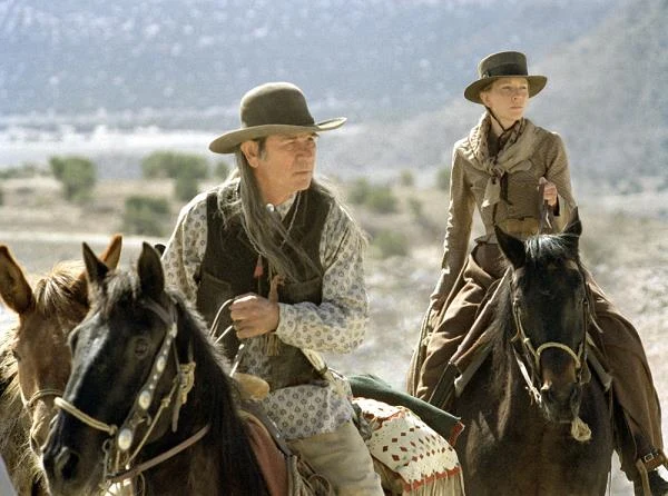 Blanchett próbowała swoich sił praktycznie we wszystkich gatunkach filmowych. Tu z Tommym Lee Jonesem w westernie "Zaginione" Rona Howarda (2003).
