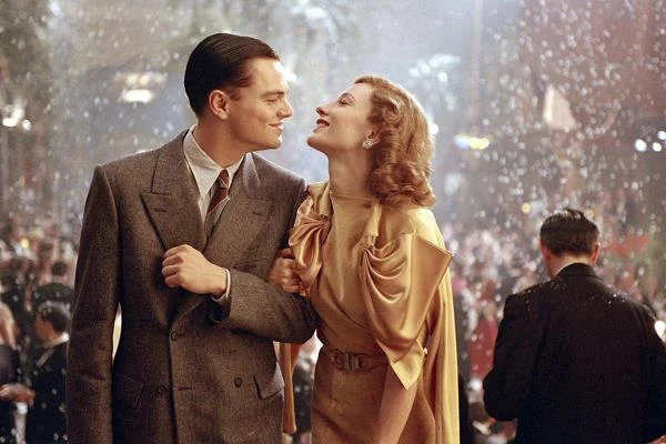 Blanchett już wcześniej grywała autentyczne postaci (Elżbieta I, Veronica Guerin), ale najlepszą z dotychczasowych prób, okazał się występ w "Aviatorze" (2004) Martina Scorsese. Za rolę genialnej aktorki Katherine Hepburn, jednej z kobiet życia Howarda Hughesa (Leonardo DiCaprio), zdobyła pierwszego w karierze Oscara.