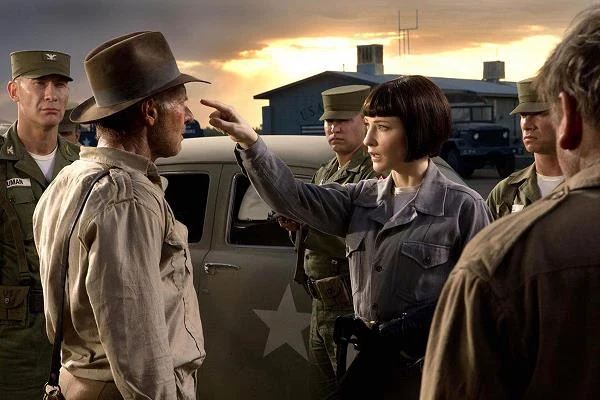 Blanchett często udowadnia, że ma sporo dystansu do siebie. W przygodowym filmie "Indiana Jones i Królestwo Kryształowej Czaszki" (2008) Stevena Spielberga wcieliła się w... radziecką agentkę Irinę Spalko, która stara się pokrzyżować szyki granemu przez Harrisona Forda tytułowemu bohaterowi.