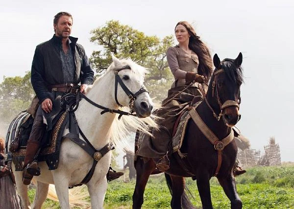 "Robin Hood" (2010) dla widzów w średnim wieku. Russel Crowe jako Robin Longstride i Cate Blanchett w roli Marion Loxley.