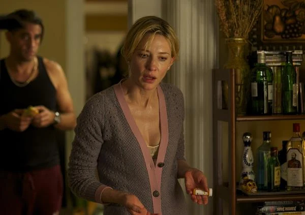 Rola życia Cate Blanchett? W filmie "Blue Jasmine" (2013) Woody'ego Allena gwiazda zachwyciła widzów i krytyków tytułową kreacją przywykłej do wygodnej egzystencji u boku męża-biznesmena, obecnie przechodzącej kryzys z powodu jego zatrzymania, pięknej mieszkanki Nowego Jorku, która zostaje zmuszona do przeprowadzki do mieszkającej w San Francisco siostry.