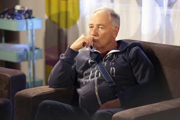  
Strasburger wciela się w "Pierwszej miłości" w postać ekonomisty Karola Wekslera. Żona zostawiła go dla dużo młodszego chłopaka, a bohater Strasburgera trafił za kratki za serię nieczystych zagrań.

