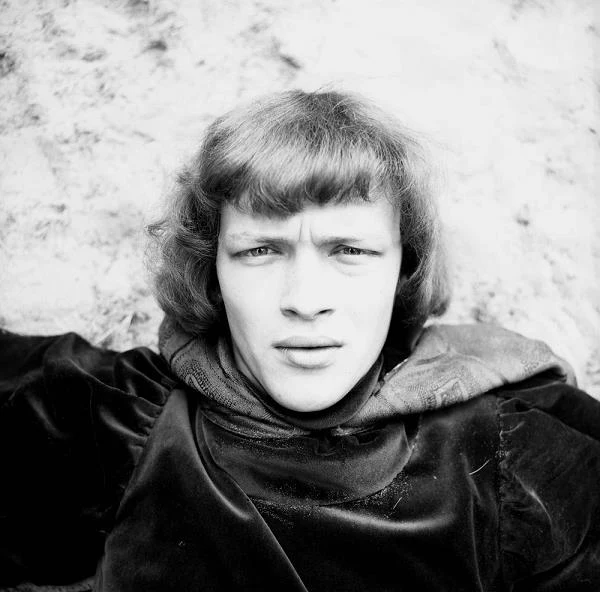 Na dużym ekranie Frycz zadebiutował jeszcze na studiach aktorskich - grał Tomasza II w "Na srebrnym globie" Andrzeja Żuławskiego (1976).W 1980 Lech Majewski powierzył mu rolę panicza w swym debiucie "Rycerz" (na zdjęciu).