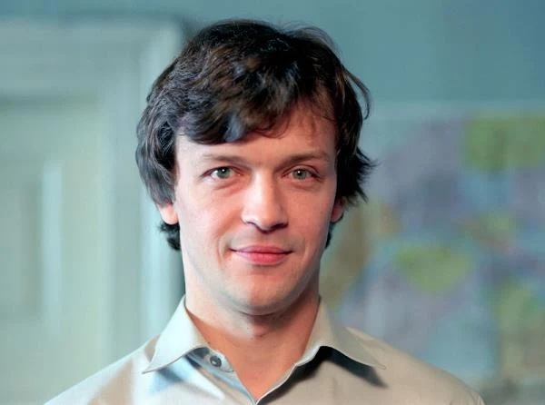 Wszechstronność warsztatu aktorskiego Frycza sprawia, że chętnie obsadza się go w różnych produkcjach filmowych o odmiennej estetyce - czytamy w biogramie aktora na stronach Culture.pl. Frycz wystepował zarówno w filmach kostiumowych ("Dama Kameliowa" Jerzego Antczaka), jak i komediach ("Zakochani" Piotra Wereśniaka) oraz dramatach ("Zwolnieni z życia" Waldemara Krzystka - na zdjęciu).